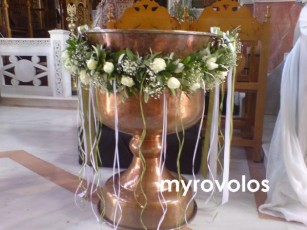 ΣΤΟΛΙΣΜΟΣ ΚΟΛΥΜΠΗΘΡΑΣ ΜΕ ΓΙΡΛΑΝΤΑ ΣΤΟ ΜΠΡΟΣΤΑ ΜΕΡΟΣ ΦΤΙΑΓΜΕΝΗ ΑΠΟ ΤΡΙΑΝΤΑΦΥΛΛΑ AVALANCE, BABY'S BREATH, ΦΥΛΑ ΔΑΦΝΗΣ ΚΑΙ ΕΛΙΑΣ ΚΑΙ ΜΟΝΟ ΣΑΤΕΝ ΚΟΡΔΕΛΕΣ ΝΑ ΠΕΦΤΟΥΝ. ΑΠΟ 60 ΕΥΡΩ