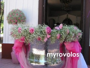 ΣΤΟΛΙΣΜΟΣ ΚΟΛΥΜΠΗΘΡΑΣ ΜΕ ΓΙΡΛΑΝΤΑ ΠΕΡΙΜΕΤΡΙΚΑ ΑΠΟ ΤΡΙΑΝΤΑΦΥΛΛΑ AQUA KAI BABY'S BREATH, ΣΕ ΣΥΝΔΙΑΣΜΟ ΜΕ ΠΕΤΑΛΟΥΔΕΣ ΚΑΙ ΦΙΟΓΚΟΥΣ ΑΠΟ ΤΟΥΛΙ ΡΟΖ ΚΑΙ ΦΟΥΞΙΑ ΟΡΓΑΝΤΖΑ. ΑΠΟ 100 ΕΥΡΩ