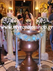 ΔΙΑΚΟΣΜΗΣΗ ΔΙΠΛΟΥ ΜΥΣΤΗΡΙΟΥ ΓΑΜΟΥ ΚΑΙ ΒΑΠΤΙΣΗΣ ΑΓΟΡΙΟΥ ΣΤΗΝ ΕΚΚΛΗΣΙΑ ΑΓΙΑ ΑΝΑΣΤΑΣΙΑ ΣΤΟΝ ΠΕΡΙΣΣΟ, ΜΕ ΣΤΟΛΙΣΜΟ ΤΗΣ ΚΟΛΥΜΠΗΘΡΑΣ ΑΠΟ ΦΡΕΣΚΑ ΑΝΘΗ ΤΡΙΑΝΤΑΦΥΛΛΑ ΜΠΛΕ ΜΕ ΓΥΨΟΦΙΛΗ ΣΕ ΓΙΡΛΑΝΤΑ ΚΑΙ ΧΡΩΜΑΤΙΣΜΟΥΣ ΙΒΟΥΑΡ ΛΕΥΚΟ ΚΑΙ ΜΠΛΕ,