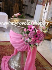 ΔΙΑΚΟΣΜΗΣΗ ΒΑΠΤΙΣΗΣ ΚΟΡΙΤΣΙΟΥ ΣΤΗΝ ΕΚΚΛΗΣΙΑ ΑΓΙΩΝ ΜΥΡΟΦΟΡΩΝ ΚΑΙ ΝΙΚΟΔΗΜΟΥ ΣΤΗΝ ΑΝΑΚΑΣΑ ΤΩΝ ΑΓΙΩΝ ΑΝΑΡΓΥΡΩΝ, ΜΕ ΣΤΟΛΙΣΜΟ ΤΗΣ ΚΟΛΥΜΠΗΘΡΑΣ ΑΠΟ ΦΡΕΣΚΑ ΛΟΥΛΟΥΔΙΑ ΚΑΙ ΓΑΖΕΣ ΜΕ ΚΟΡΔΕΛΕΣ ΣΕ ΧΡΩΜΑΤΙΣΜΟΥΣ ΡΟΖ ΦΟΥΞΙΑ