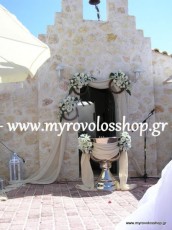 ΔΙΑΚΟΣΜΗΣΗ ΒΑΠΤΙΣΗΣ ΑΓΟΡΙΟΥ ΣΤΟ ΕΚΚΛΗΣΑΚΙ ΤΟΥ ΚΤΗΜΑΤΟΣ LE CHEVALLIER ΣΤΟ ΤΑΤΟΙ, ΜΕ ΣΤΟΛΙΣΜΟ ΤΗΣ ΚΟΛΥΜΠΗΘΡΑΣ ΑΠΟ ΦΡΕΣΚΑ ΛΟΥΛΟΥΔΙΑ ΚΑΙ ΥΦΑΣΜΑΤΑ ΣΕ ΜΠΕΖ ΙΒΟΥΑΡ ΚΑΙ ΛΕΥΚΟΥΣ ΧΡΩΜΑΤΙΣΜΟΥΣ