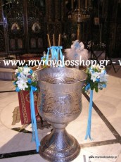 ΔΙΑΚΟΣΜΗΣΗ ΒΑΠΤΙΣΗΣ ΓΙΑ ΑΓΟΡΙ ΜΕ ΘΕΜΑ ΣΤΡΟΥΜΦΑΚΙΑ, ΣΤΟΝ ΙΕΡΟ ΝΑΟ ΤΗΣ ΠΑΝΑΓΙΑΣ ΚΑΝΑΛΑΣ ΣΤΑ ΑΝΩ ΛΙΟΣΙΑ - ΦΥΛΗ, ΜΕ ΣΤΟΛΙΣΜΟ ΤΗΣ ΚΟΛΥΜΠΗΘΡΑΣ ΔΙΑΚΡΙΤΙΚΑ ΜΠΟΥΚΕΤΑ ΑΠΟ ΔΙΑΦΟΡΑ ΦΡΕΣΚΑ ΛΟΥΛΟΥΔΙΑ ΚΑΙ ΚΟΡΔΕΛΕΣ ΣΕ ΧΡΩΜΑΤΙΣΜΟΥΣ ΛΕΥΚΟ ΚΑΙ ΤΥΡΚΟΥΑΖ