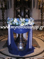ΔΙΑΚΟΣΜΗΣΗ ΒΑΠΤΙΣΗΣ ΓΙΑ ΑΓΟΡΙ ΣΤΗΝ ΕΚΚΛΗΣΙΑ ΑΓΙΟΙ ΑΝΑΡΓΥΡΟΙ ΝΕΑΣ ΙΩΝΙΑΣ, ΜΕ ΣΤΟΛΙΣΜΟ ΤΗΣ ΚΟΛΥΜΠΗΘΡΑΣ ΓΙΡΛΑΝΤΑ ΑΠΟ ΦΡΕΣΚΑ ΛΟΥΛΟΥΔΙΑ ΚΑΙ ΔΙΑΚΟΣΜΗΤΙΚΑ ΤΟΥΛΠΑΝΙΑ ΜΕ ΚΟΡΔΕΛΕΣ, ΣΕ ΧΡΩΜΑΤΙΣΜΟΥΣ ΜΠΛΕ ΣΚΟΥΡΟ NAVY KAI LEYKO SIEL,