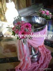 ΔΙΑΚΟΣΜΗΣΗ ΒΑΠΤΙΣΗΣ ΓΙΑ ΚΟΡΙΤΣΑΚΙ ΣΤΗΝ ΕΚΚΛΗΣΙΑ ΤΗΣ ΑΓΙΑΣ ΑΙΚΑΤΕΡΙΝΗΣ ΣΤΟ ΙΛΙΟΝ, ΜΕ ΣΤΟΛΙΣΜΟ ΤΗΣ ΚΟΛΥΜΠΗΘΡΑΣ ΜΠΟΥΚΕΤΑ ΑΠΟ ΦΡΕΣΚΑ ΛΟΥΛΟΥΔΙΑ ΚΑΙ ΕΛΙΑ ΚΑΙ ΔΙΑΚΟΣΜΗΤΙΚΑ ΚΟΡΔΕΛΕΣ ΚΑΙ ΓΑΖΑ ΣΕ ΧΡΩΜΑΤΙΣΜΟΥΣ ΡΟΖ ΚΑΙ ΛΕΥΚΟ,