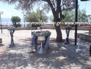 ΔΙΑΚΟΣΜΗΣΗ ΒΑΠΤΙΣΗΣ ΓΙΑ ΑΓΟΡΙ ΣΤΟ ΕΚΚΛΗΣΑΚΙ ΤΟΥ ΠΡΟΦΗΤΗ ΗΛΙΑ ΣΤΟ ΧΑΙΔΑΡΙ, ΜΕ ΣΤΟΛΙΣΜΟ ΤΗΣ ΚΟΛΥΜΠΗΘΡΑΣ ΓΙΡΛΑΝΤΑ ΓΥΡΩ ΓΥΡΩ ΑΠΟ ΦΡΕΣΚΑ ΛΟΥΛΟΥΔΙΑ ΚΑΙ ΔΙΑΚΟΣΜΗΤΙΚΟΥΣ ΦΙΟΓΚΟΥΣ ΑΠΟ ΤΟΥΛΙ ΛΕΥΚΟ, ΣΙΕΛ ΚΑΙ ΜΠΛΕ ΣΚΟΥΡΟ,