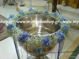 ΔΙΑΚΟΣΜΗΣΗ ΒΑΠΤΙΣΗΣ ΑΓΟΡΙΟΥ ΣΤΗΝ ΕΚΚΛΗΣΙΑ ΚΟΙΜΗΣΗ ΘΕΟΤΟΚΟΥ ΠΑΝΑΓΙΤΣΑ ΠΕΤΡΟΥΠΟΛΗΣ, ΜΕ ΣΤΟΛΙΣΜΟ ΤΗΣ ΚΟΛΥΜΠΗΘΡΑΣ ΓΙΡΛΑΝΤΑ ΑΠΟ ΦΡΕΣΚΑ ΛΟΥΛΟΥΔΙΑ ΜΠΛΕ ΟΡΤΑΝΣΙΑΣ ΚΑΙ ΔΙΑΚΟΣΜΗΤΙΚΕΣ ΚΟΡΔΕΛΕΣ ΣΕ ΑΝΑΛΟΓΟΥΣ ΧΡΩΜΑΤΙΣΜΟΥΣ