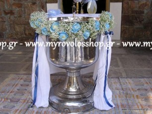 ΔΙΑΚΟΣΜΗΣΗ ΒΑΠΤΙΣΗΣ ΓΙΑ ΑΓΟΡΑΚΙ, ΣΤΗΝ ΕΚΚΛΗΣΙΑ ΑΓΙΑ ΠΑΡΑΣΚΕΥΗ ΠΑΛΑΤΙΑΝΗΣ, ΜΕ ΣΤΟΛΙΣΜΟ ΤΗΣ ΚΟΛΥΜΠΗΘΡΑΣ ΣΕ ΓΙΡΛΑΝΤΑ ΑΠΟ ΦΡΕΣΚΑ ΛΟΥΛΟΥΔΙΑ ΜΠΛΕ ΤΡΙΑΝΤΑΦΥΛΛΑ ΜΕ ΓΥΨΟΦΙΛΗ ΚΑΙ ΔΙΑΚΟΣΜΗΤΙΚΑ ΚΟΡΔΕΛΕΣ ΚΑΙ ΓΑΖΕΣ,