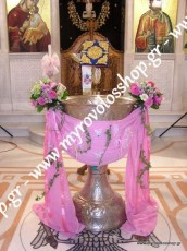 ΔΙΑΚΟΣΜΗΣΗ ΒΑΠΤΙΣΗΣ ΓΙΑ ΚΟΡΙΤΣΑΚΙ ΣΤΗΝ ΕΚΚΛΗΣΙΑ ΤΩΝ ΑΠΟΣΤΟΛΩΝ ΠΕΤΡΟΥ ΚΑΙ ΠΑΥΛΟΥ ΣΤΗ ΒΑΡΥΜΠΟΜΠΗ, ΜΕ ΣΤΟΛΙΣΜΟ ΤΗΣ ΚΟΛΥΜΠΗΘΡΑΣ ΣΕ ΑΝΘΟΔΕΣΜΕΣ ΜΠΟΥΚΕΤΑ ΣΤΙΣ ΧΕΙΡΟΛΑΒΕΣ, ΑΠΟ ΦΡΕΣΚΑ ΛΟΥΛΟΥΔΙΑ ΠΡΑΣΙΝΗ ΟΡΧΙΔΕΑ, ΖΕΡΜΠΕΡΕΣ, ΤΡΙΑΝΤΑΦΥΛΛΑ, ΑΛΣΤΡΟΜΕΡΙΕΣ ΚΑΙ ΠΡΑΣΙΝΗ ΟΡΤΑΝΣΙΑ, ΜΑΖΙ ΜΕ ΔΙΑΚΟΣΜΗΤΙΚΑ ΠΕΤΑΛΟΥΔΕΣ, ΚΙΣΣΟΥΣ ΚΑΙ ΓΑΖΕΣ,