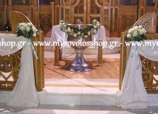 ΔΙΑΚΟΣΜΗΣΗ ΒΑΠΤΙΣΗΣ ΓΙΑ ΑΓΟΡΙ, ΣΤΗΝ ΕΚΚΛΗΣΙΑ ΤΗΣ ΠΑΝΑΓΙΤΣΑΣ ΣΤΗΝ ΠΕΤΡΟΥΠΟΛΗ, ΜΕ ΣΤΟΛΙΣΜΟ ΤΗΣ ΚΟΛΥΜΠΗΘΡΑΣ ΑΠΟ ΓΙΡΛΑΝΤΑ ΜΕ ΦΡΕΣΚΑ ΛΟΥΛΟΥΔΙΑ ΛΕΥΚΑ ΤΡΙΑΝΤΑΦΥΛΛΑ ΜΑΖΙ ΜΕ ΕΛΙΑ ΚΑΙ ΔΙΑΚΟΣΜΗΤΙΚΑ ΚΟΡΔΕΛΕΣ ΚΑΙ ΓΑΖΕΣ