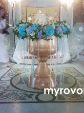 ΣΤΟΛΙΣΜΟΣ ΚΟΛΥΜΠΗΘΡΑΣ ΜΕ ΓΙΡΛΑΝΤΑ ΣΤΟ ΜΠΡΟΣΤΑ ΜΕΡΟΣ ΤΗΣ ΦΤΙΑΓΜΕΝΗ ΑΠΟ ΜΠΛΕ ΟΡΤΑΝΣΙΑ, ΜΠΛΕ ΤΡΙΑΝΤΑΦΥΛΛΑ, ΑΛΣΤΡΟΜΕΡΙΕΣ, ΛΕΥΚΑ ΣΥΜΠΙΤΙΟΥΜ, ΜΠΛΕ ΧΡΥΣΑΝΘΕΜΑ, BABY'S BREATH KAI ΦΥΛΩΜΑΤΑ. ΑΠΟ 75 ΕΥΡΩ