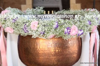 ΔΙΑΚΟΣΜΗΣΗ ΒΑΠΤΙΣΗΣ ΓΙΑ ΚΟΡΙΤΣΙ ΣΤΗΝ ΕΚΚΛΗΣΙΑ ΤΟΥ ΚΤΗΜΑΤΟΣ ΒΑΡΥΜΠΟΜΠΗ CLUB ΣΤΗ ΒΑΡΥΜΠΟΜΠΗ, ΜΕ ΣΤΟΛΙΣΜΟ ΤΗΣ ΚΟΛΥΜΠΗΘΡΑΣ ΣΕ ΓΙΡΛΑΝΤΑ ΑΠΟ ΦΡΕΣΚΑ ΛΟΥΛΟΥΔΙΑ ΓΥΨΟΦΙΛΛΗ ΚΑΙ ΛΥΣΙΑΝΘΟΥΣ ΚΑΙ ΔΙΑΚΟΣΜΗΤΙΚΑ ΚΟΡΔΕΛΕΣ ΣΑΤΕΝ ΚΑΙ ΔΑΝΤΕΛΕΣ, ΣΕ ΧΡΩΜΑΤΙΣΜΟΥΣ ΜΩΒ ΚΑΙ ΡΟΖ ΣΑΠΙΟ ΜΗΛΟ