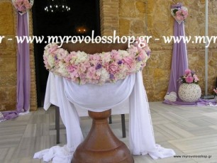 ΔΙΑΚΟΣΜΗΣΗ ΒΑΠΤΙΣΗΣ ΓΙΑ ΚΟΡΙΤΣΙ ΣΤΗΝ ΕΚΚΛΗΣΙΑ ΜΕΣΑ ΣΤΟ ΚΤΗΜΑ ΟΙΝΟΤΡΙΑ ΓΗ ΣΤΟ ΚΑΠΑΝΔΡΙΤΗ, ΜΕ ΣΤΟΛΙΣΜΟ ΤΗΣ ΚΟΛΥΜΠΗΘΡΑΣ ΣΕ ΓΙΡΛΑΝΤΑ ΑΠΟ ΦΡΕΣΚΑ ΛΟΥΛΟΥΔΙΑ ΟΡΤΑΝΣΙΕΣ, ΠΑΙΩΝΙΕΣ, ΛΥΣΙΑΝΘΟ ΚΑΙ ΔΙΑΚΟΣΜΗΤΙΚΑ ΥΦΑΣΜΑΤΑ ΓΑΖΕΣ, ΣΕ ΧΡΩΜΑΤΙΣΜΟΥΣ ΡΟΖ, ΛΕΥΚΟ ΚΑΙ ΛΙΛΑ,