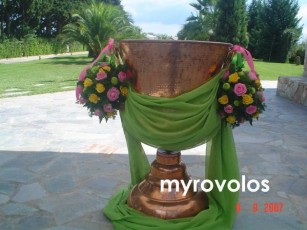 ΣΤΟΛΙΣΜΟΣ ΒΑΠΤΙΣΗΣ ΣΤΟ ΕΚΚΛΗΣΑΚΙ ΜΕΣΑ ΣΤΟ ΚΤΗΜΑ ΠΡΟΜΠΟΝΑ ΣΤΟ ΜΑΡΑΘΩΝΑ ΝΕΑ ΜΑΚΡΗ.ΜΟΝΤΕΡΝΟΣ ΣΤΟΛΙΣΜΟΣ ΚΟΛΥΜΠΗΘΡΑΣ ΜΕ ΜΕΓΑΛΕΣ ΚΡΕΜΑΣΤΕΣ ΜΠΑΛΕΣ ΑΠΟ ΦΡΕΣΚΑ ΑΝΘΗ ΣΕ ΧΑΡΟΥΜΕΝΟΥΣ ΧΡΩΜΑΤΙΣΜΟΥΣ ΜΕ ΠΛΟΥΣΙΟ ΥΦΑΣΜΑ ΛΑΧΑΝΙ ΓΑΖΑ. ΑΠΟ 80 ΕΥΡΩ