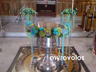 ΕΝΤΥΠΩΣΙΑΚΟΣ ΣΤΟΛΙΣΜΟΣ ΚΟΛΥΜΠΗΘΡΑΣ ΜΕ ΓΙΡΛΑΝΤΑ ΦΤΙΑΓΜΕΝΗ ΑΠΟ ΜΠΛΕ ΟΡΤΑΝΣΙΑ, ΑΝΘΟΥΡΙΑ MIDORI, ΣΥΜΠΙΤΙΟΥΜ ΛΑΧΑΝΙ, ΤΡΙΑΝΤΑΦΥΛΛΑ ΤΥΡΚΟΥΑΖ, ΜΠΛΕ ΧΡΥΣΑΝΘΕΜΑ, ΑΜΑΡΑΝΤΟ ΜΠΛΕ, BABY'S BREATH ΚΑΙ ΚΟΡΔΕΛΕΣ ΝΑ ΠΕΦΤΟΥΝ. ΑΠΟ 80 ΕΥΡΩ ( Ο ΣΤΟΛΙΣΜΟΣ ΤΗΣ ΒΑΠΤΙΣΗΣ ΕΓΙΝΕ ΣΤΟΝ ΑΓΙΟ ΓΕΩΡΓΙΟ ΣΤΗΝ ΠΛΑΤΕΙΑ ΔΕΓΛΕΡΗ ΣΤΟ ΠΕΡΙΣΤΕΡΙ )