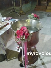 ΣΤΟΛΙΣΜΟΣ ΚΟΛΥΜΠΗΘΡΑΣ ΜΕ ΠΛΟΥΣΙΑ ΜΠΟΥΚΕΤΑ ΣΕ ΡΟΖ ΦΟΥΞΙΑ ΧΡΩΜΑΤΙΣΜΟΥΣ ΑΠΟ ΤΡΙΑΝΤΑΦΥΛΛΑ, ΖΕΡΜΠΕΡΕΣ, ΑΛΣΤΡΟΜΕΡΙΕΣ, ΣΥΜΠΙΤΙΟΥΜ, ΛΙΛΙΟΥΜ ΚΑΙ BABY'S BREATH. ΑΠΟ 55 ΕΥΡΩ